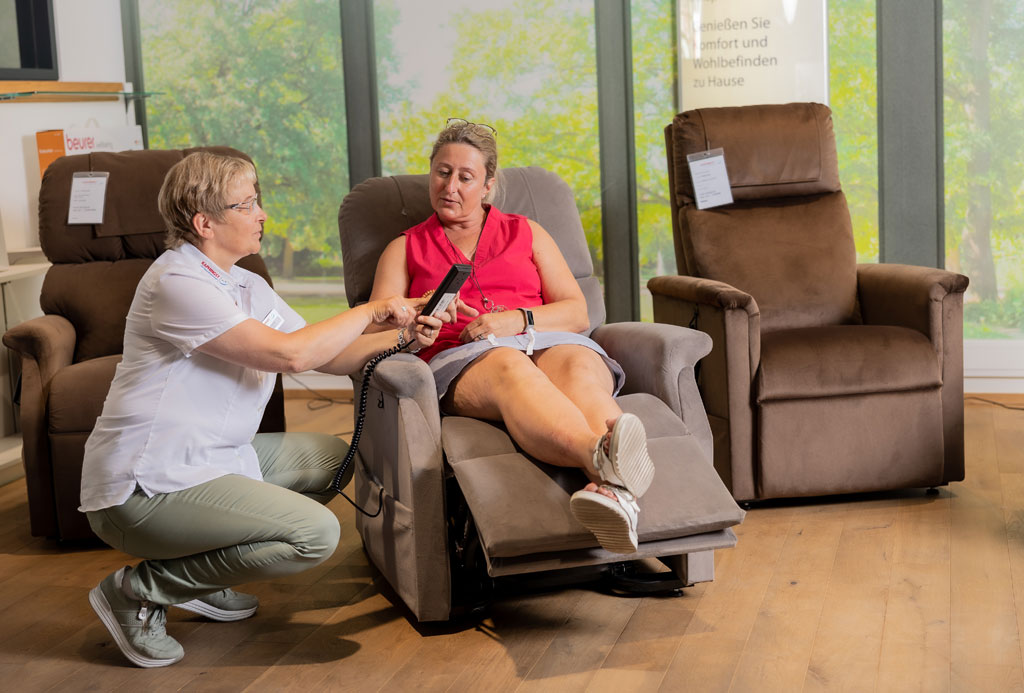 Relax- und Aufstehsessel sowie viele andere Produkte aus der Kategorie "Gesundes Sitzen" finden Sie in unseren Filialen und online.